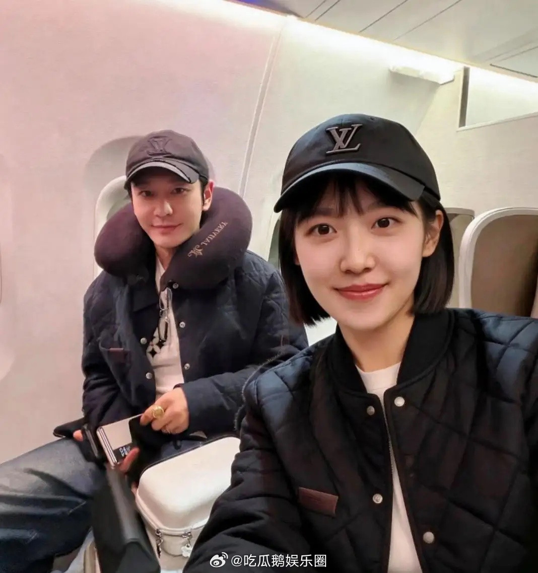 50岁黄晓明在飞机上被偶遇，他装扮时尚有型，面色红润有光泽，保养得好年轻，他坐的