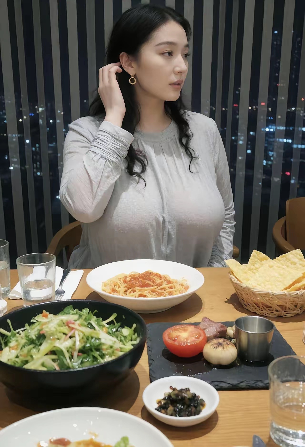喜欢做饭的人，一定要知道的32个小技巧：1、开水不能解冻肉。2、煮海带，放醋软得