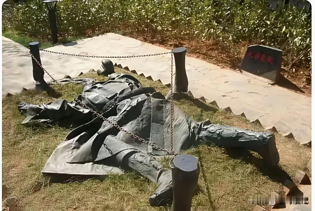 雕塑的设计者袁熙坤，祖籍贵州的满族人，出生于昆明。80年代，第一任妻子，娶的是日