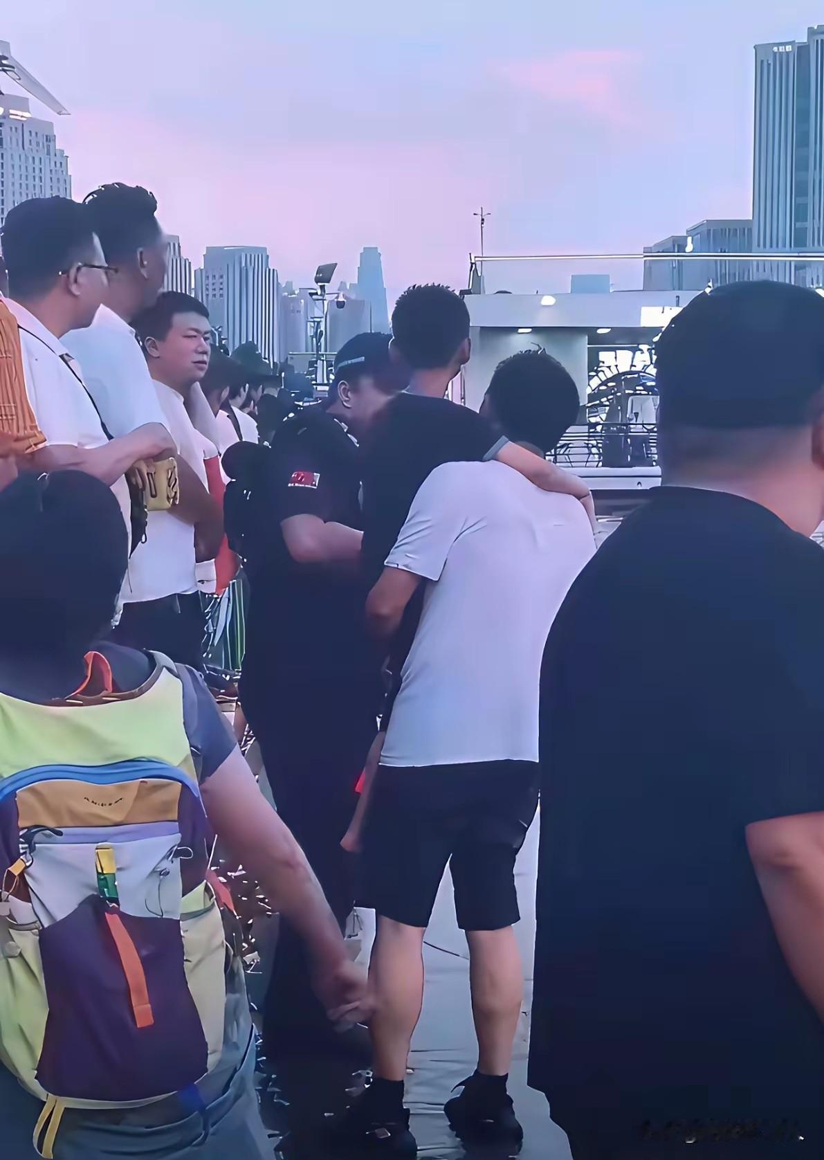 这两天手机一下子刷屏了，点开头条就看到关于陕西榆林一家四口去天津旅游发生的溺水死
