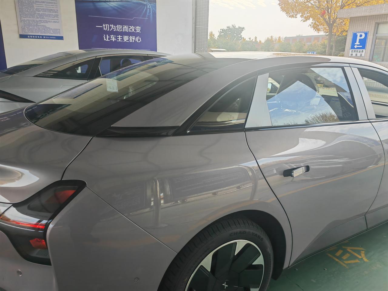 和朋友一起去提小鹏m03，当时去的时候接近五点，小鹏店里的交车人员微笑着等候，店