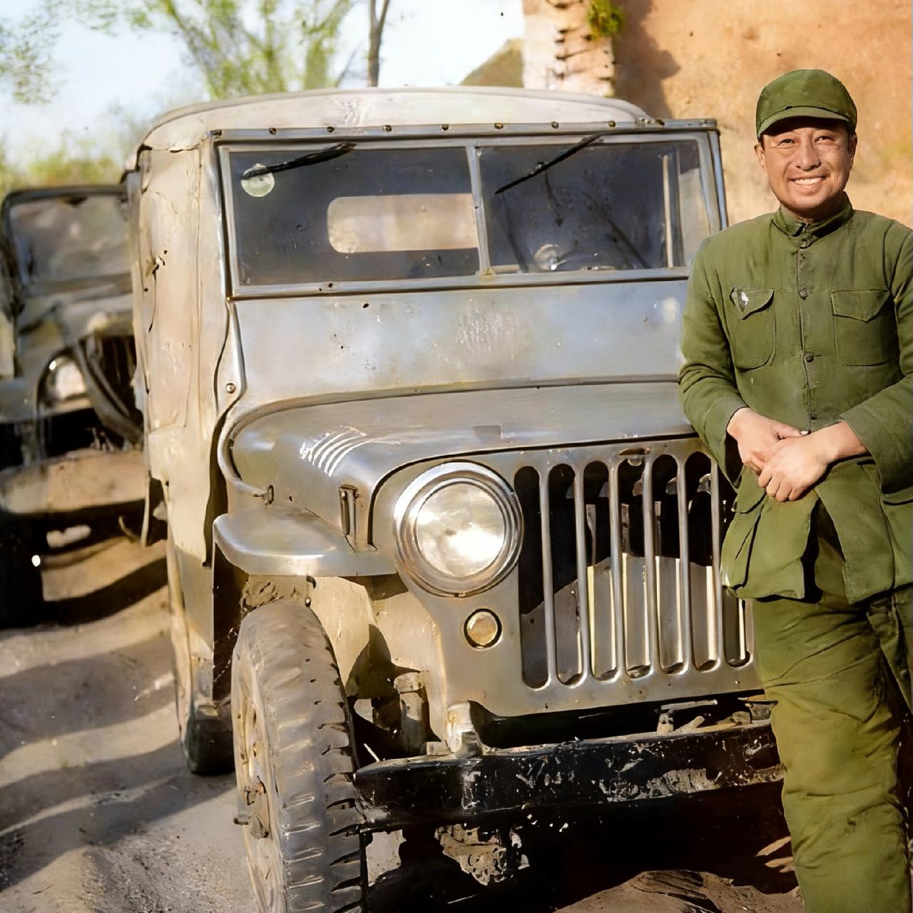 1948年，陈赓将军和一辆威利斯吉普车，一张罕见的留影，照片中的他穿着一件朴素的