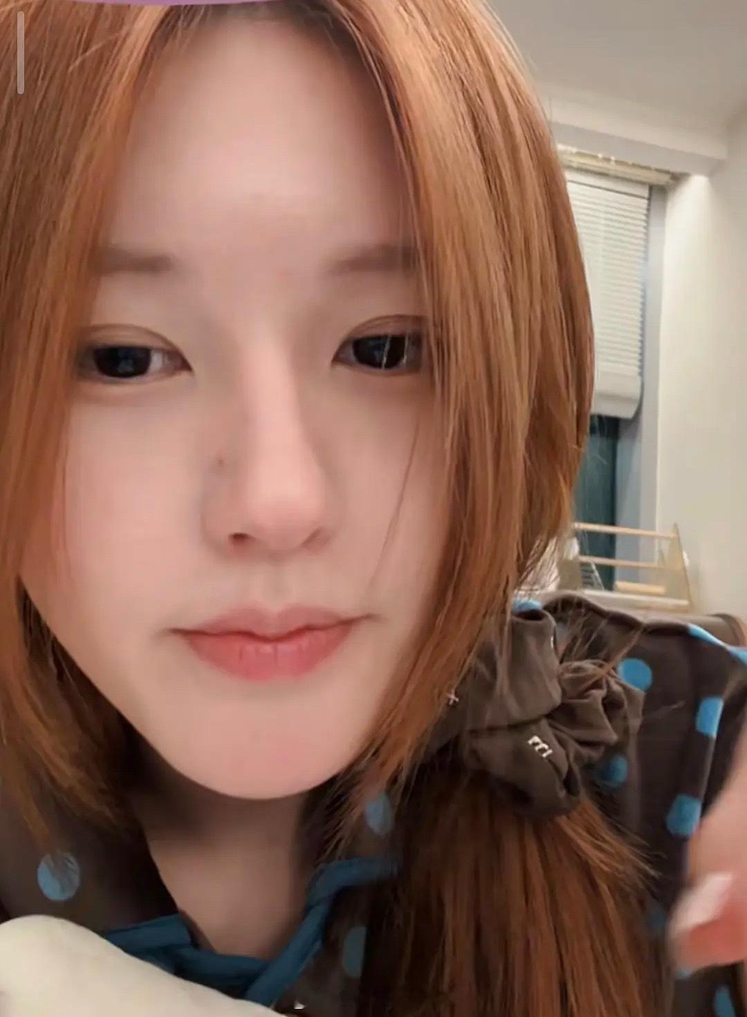 赵露思素颜直播截图，是不是有顶级美人嗔怒内味了