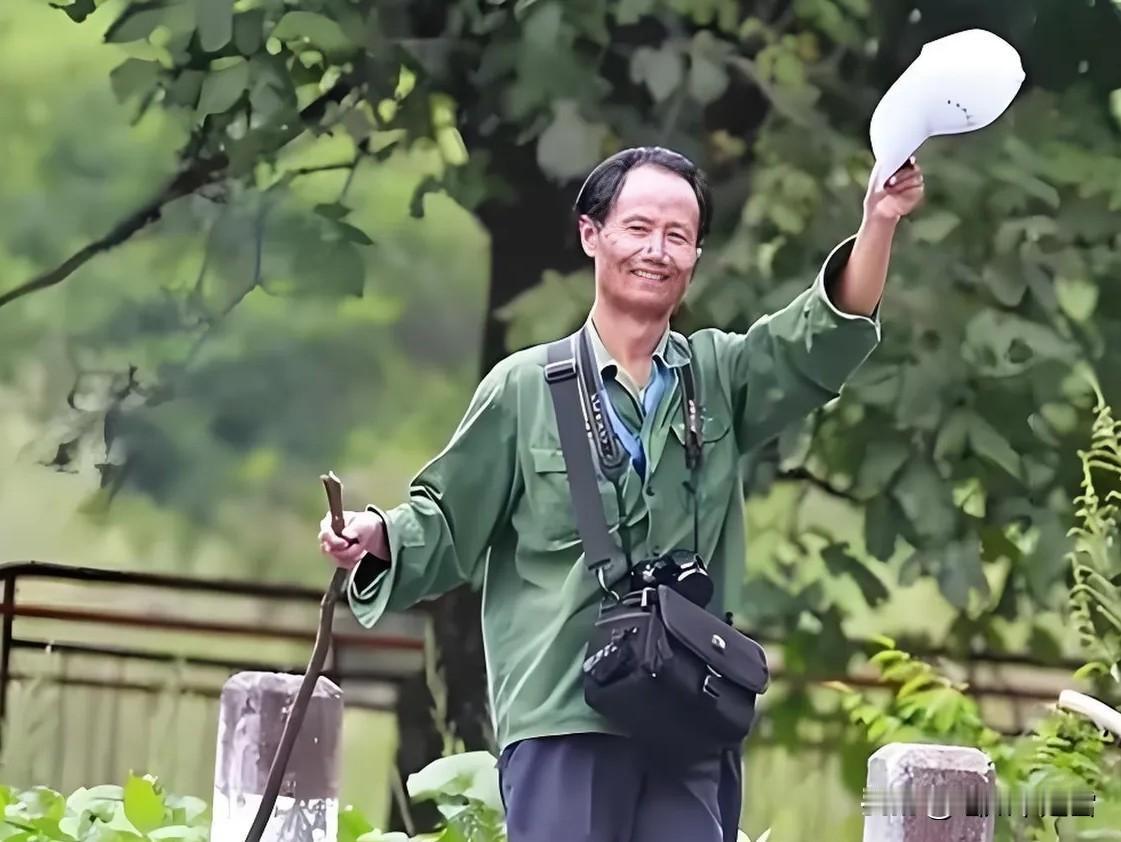 1998年，安徽大学教授何家庆来到深山调研。由于过于饥饿，于是就向村民讨吃的。不