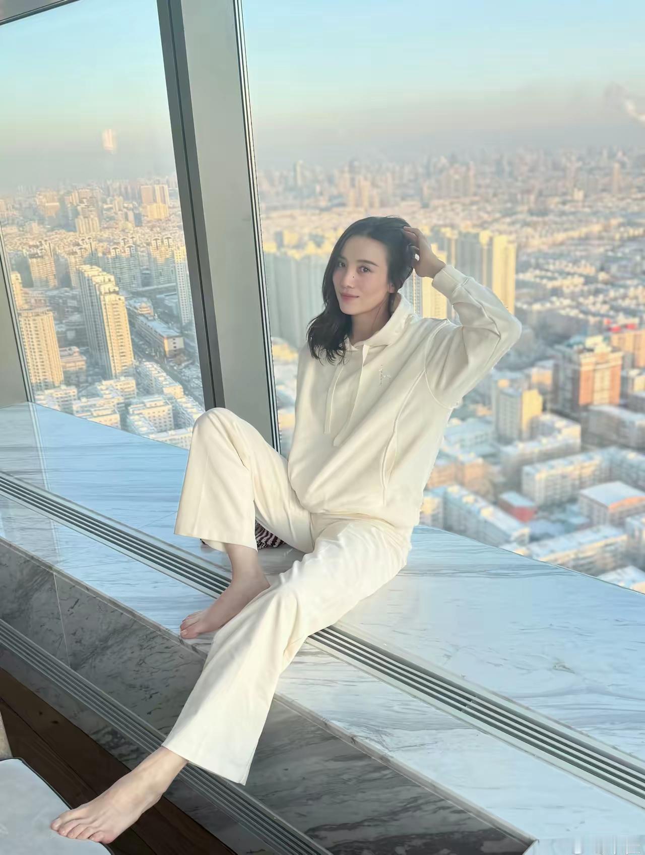 [吃瓜]在这个jio≈流量的时代，宋佳这么大把岁数了，竟然也发jio图来“挽