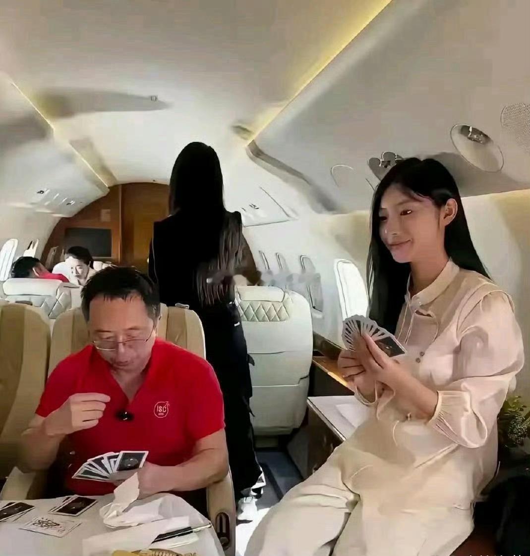 原来有钱人坐的飞机是这样的呀，难怪不累