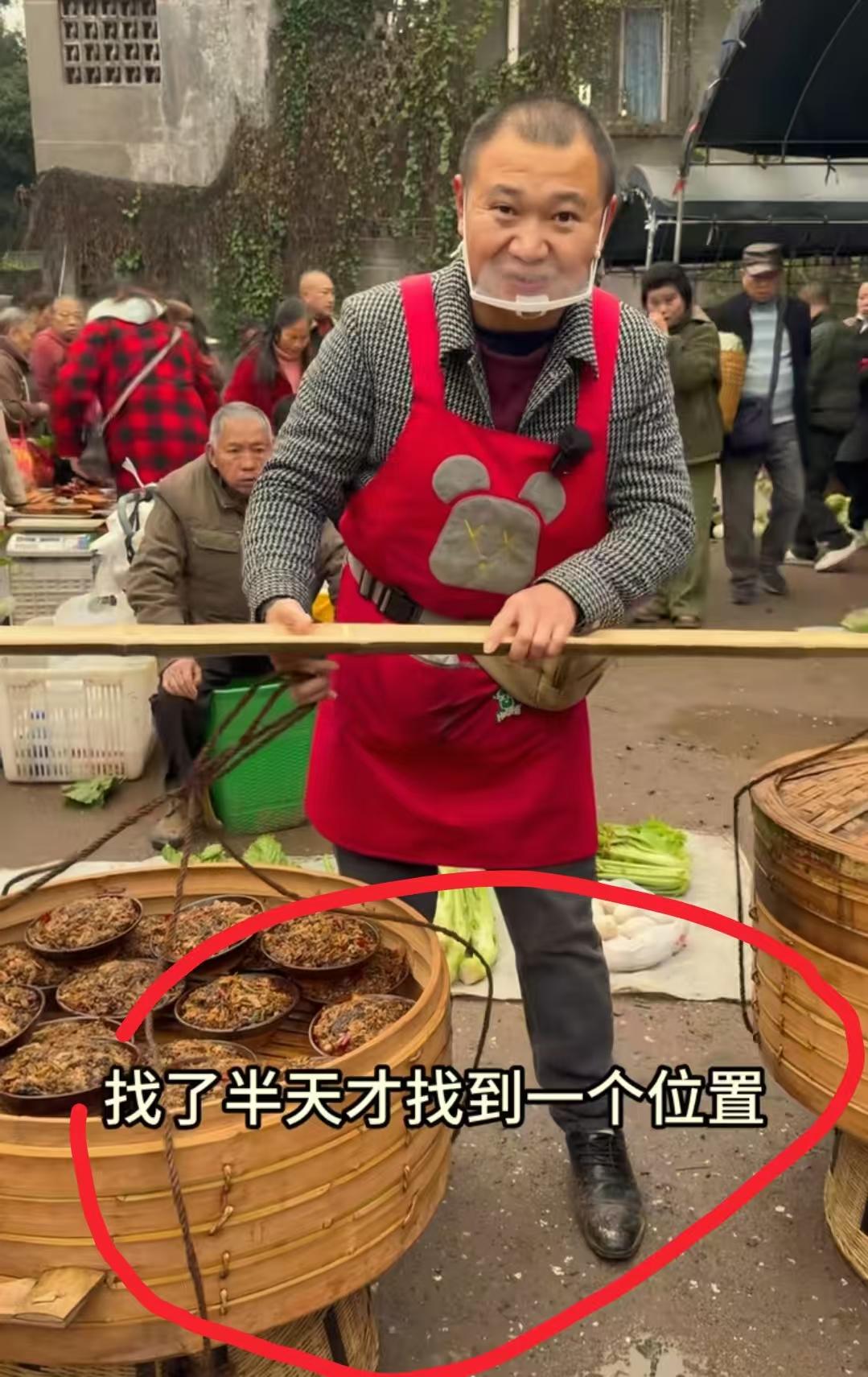 我预料到了农村四哥街头卖盐菜扣肉一定会火也预料到了刚摆出来就被大叔大妈围得水泄