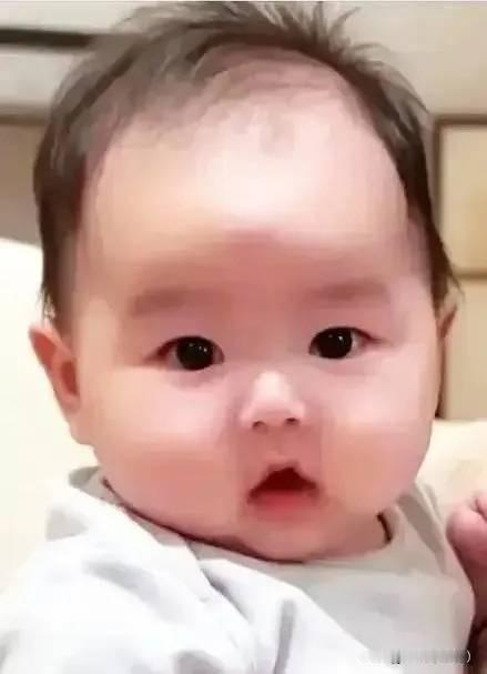 小汪宝前两天早已顺利满百天，从亲友专程跨国到访、宝宝红装写真曝出，网友纷纷以为百
