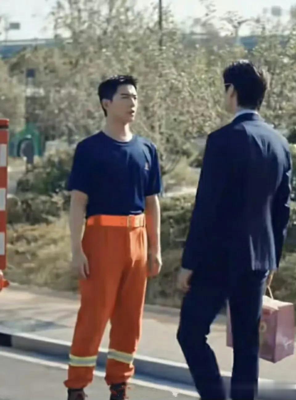 杨洋，裤子拉那么高，也盖不住五五分身材Ps：魏大勋你明明身高两米，竟然虚报！
