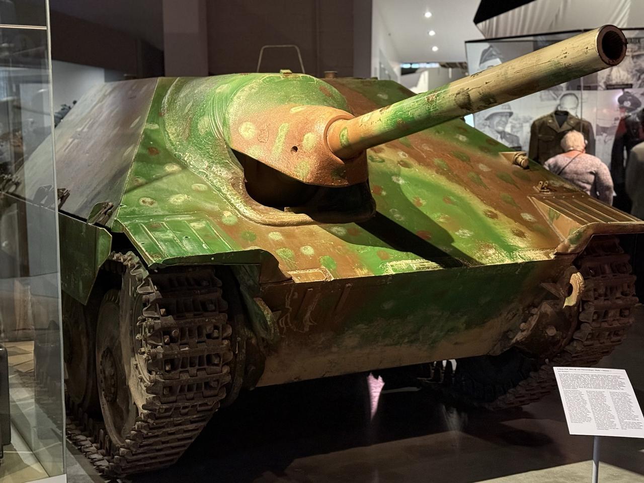 高度不足两米。巴斯托涅战争博物馆里的这辆Jagdpanzer38坦克歼击车比人