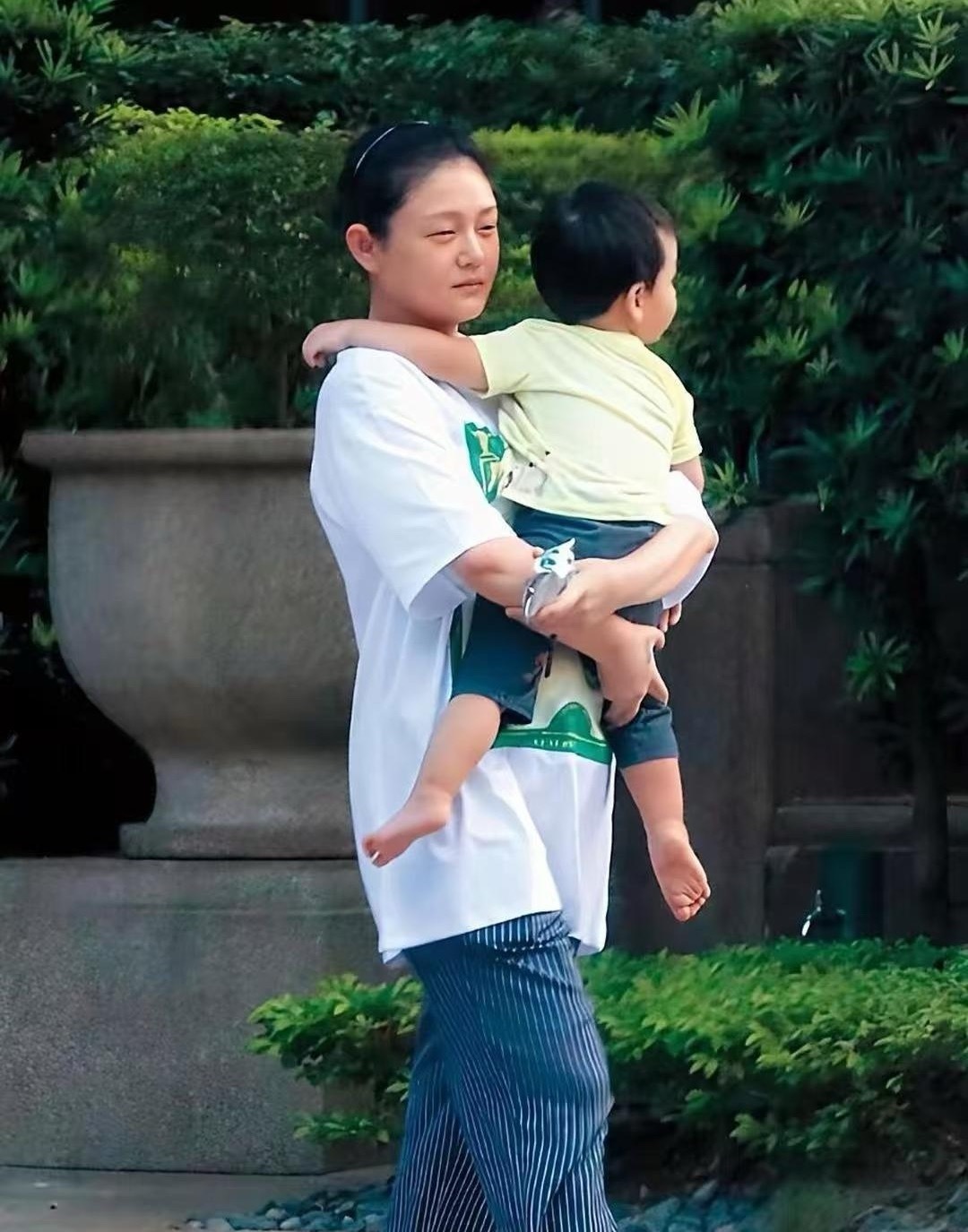 汪小菲说过，小玥儿刚出生没几天，薅了大S头发。汪小菲知道大S老在意头发了，就轻轻