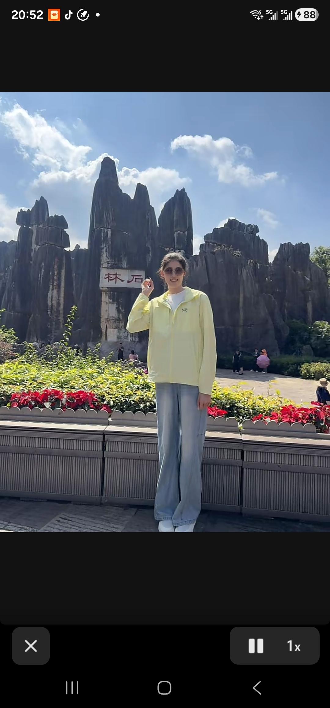 李盈莹携家人赴云南昆明石林风景区旅行李盈莹更新个人抖音号，晒出她在石林风景区的