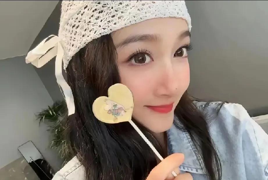 关晓彤这次杀疯啦！晒九宫格素颜自拍，配文“最近的状态，轻松一点”，直接冲上热搜第