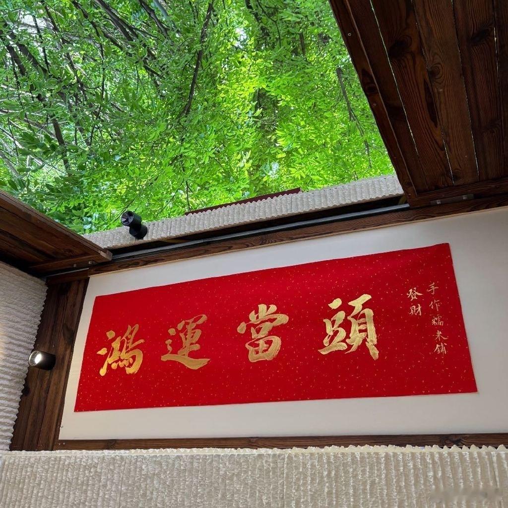 普通人在股市里赚钱，其实就两招。第一招：空仓等灾。平时攥紧现金，什么都不做，等市