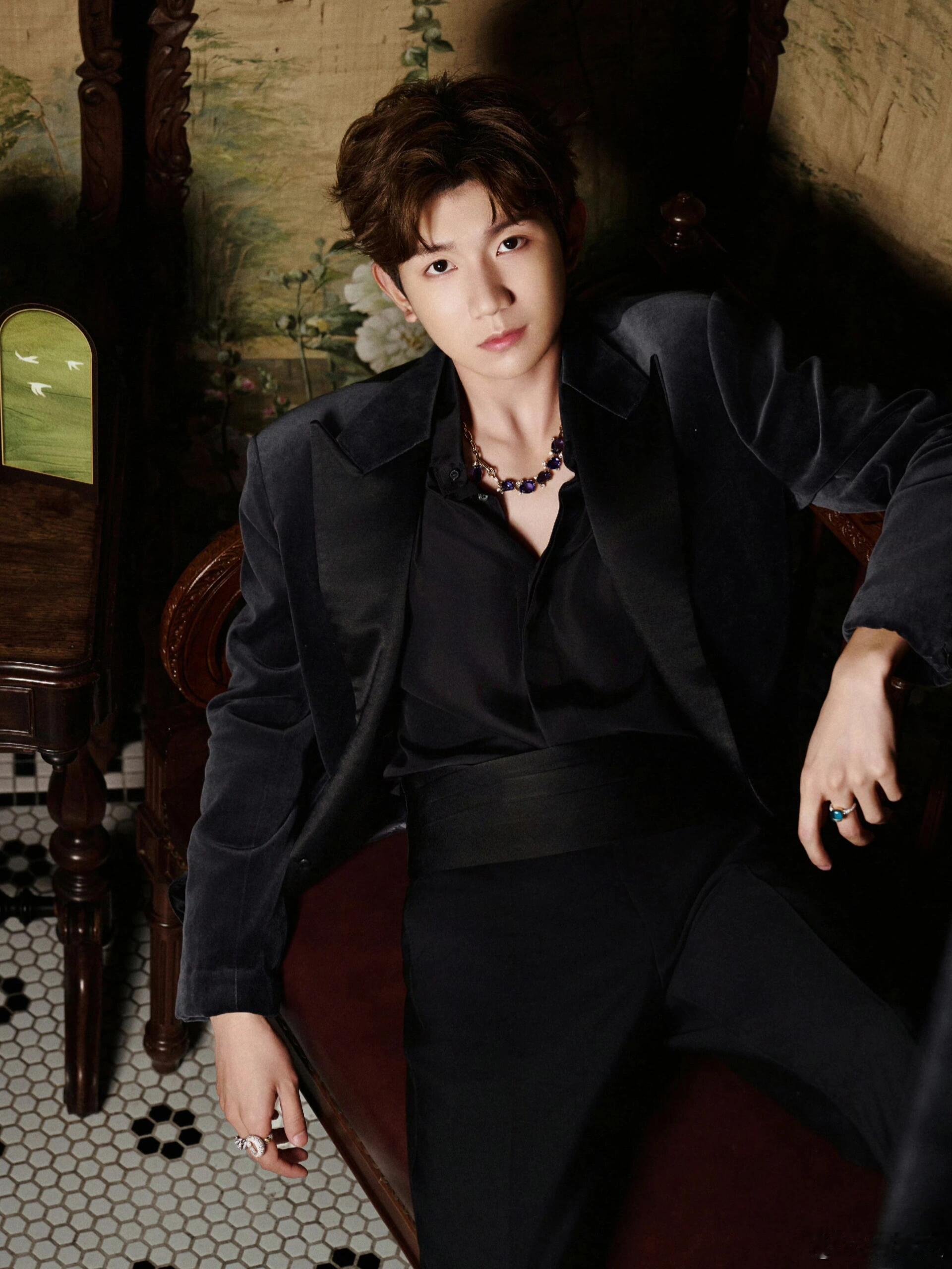 王源今日全新造型，这么权威的脸下辈子能不能焊我脸上啊