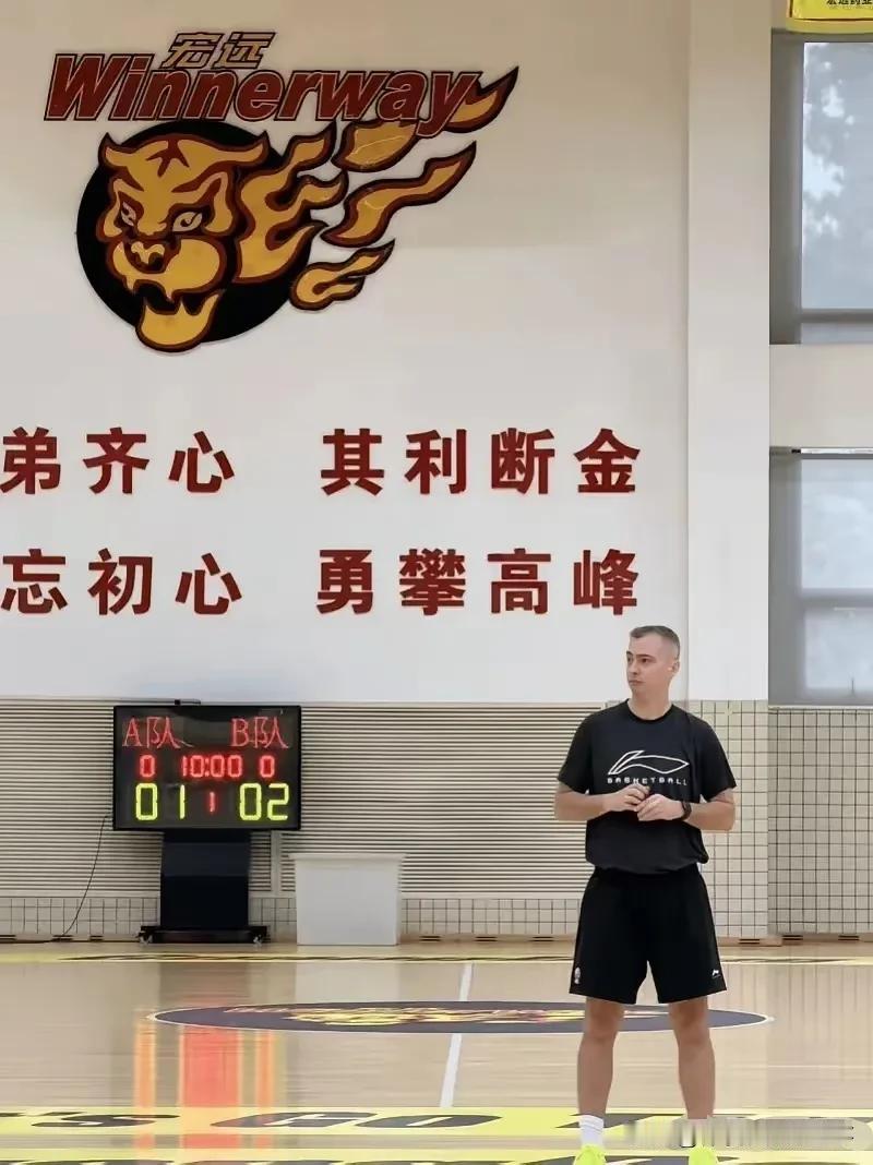 杜锋对于广东男篮痕迹真要翻篇了，现任主帅亚科夫列维奇在接受媒体采访时表示，杜锋固