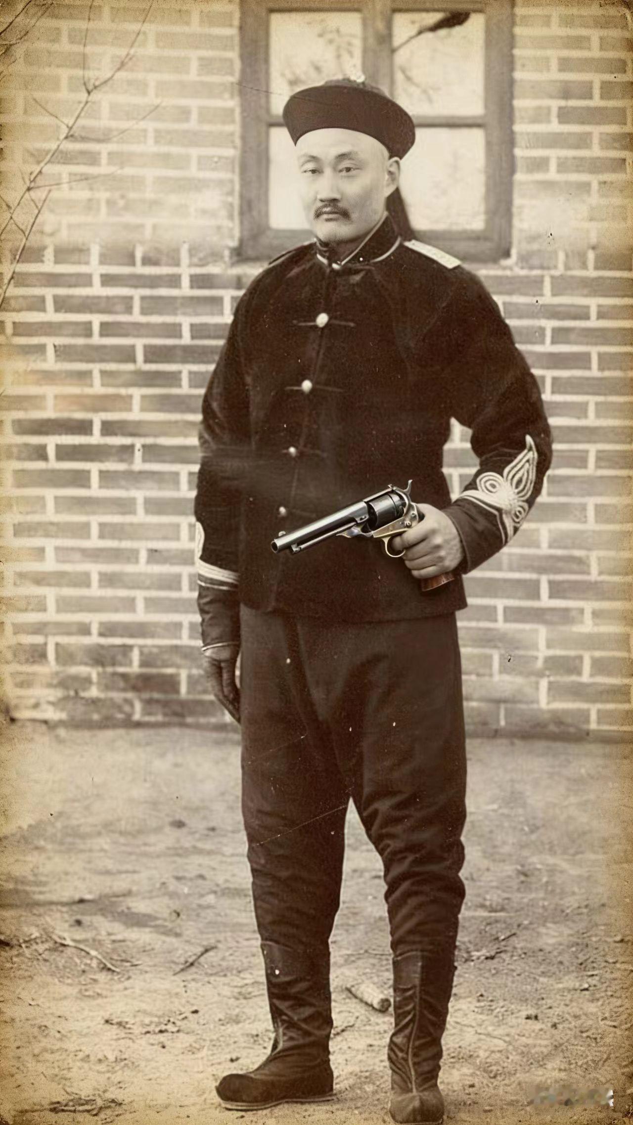 清朝和日本接触到西方武器以后，日本优先引进步枪，清朝却疯狂大量进口手枪。关键就是