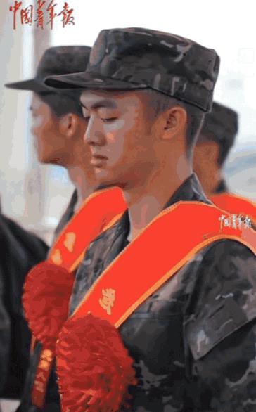 这也太温馨了吧！云南，小伙结束役前训练，准备起运去部队，不料，环卫工妈妈却突然出