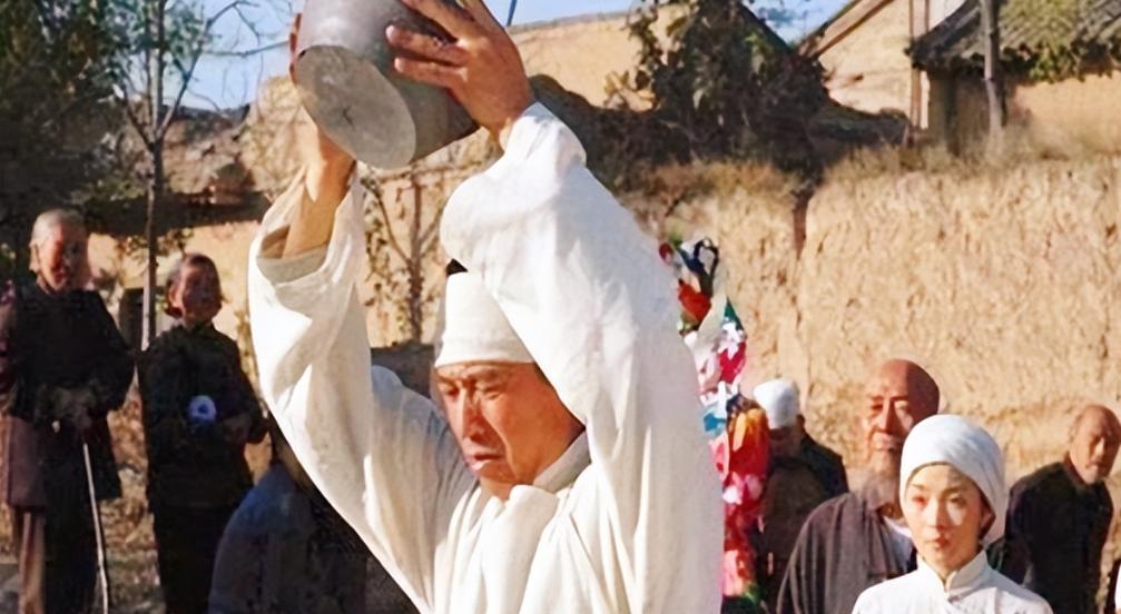 辽宁，一78岁老人没儿子，下葬时，得由侄子给她摔盆，侄子却趁机敲竹杠：必须给我3