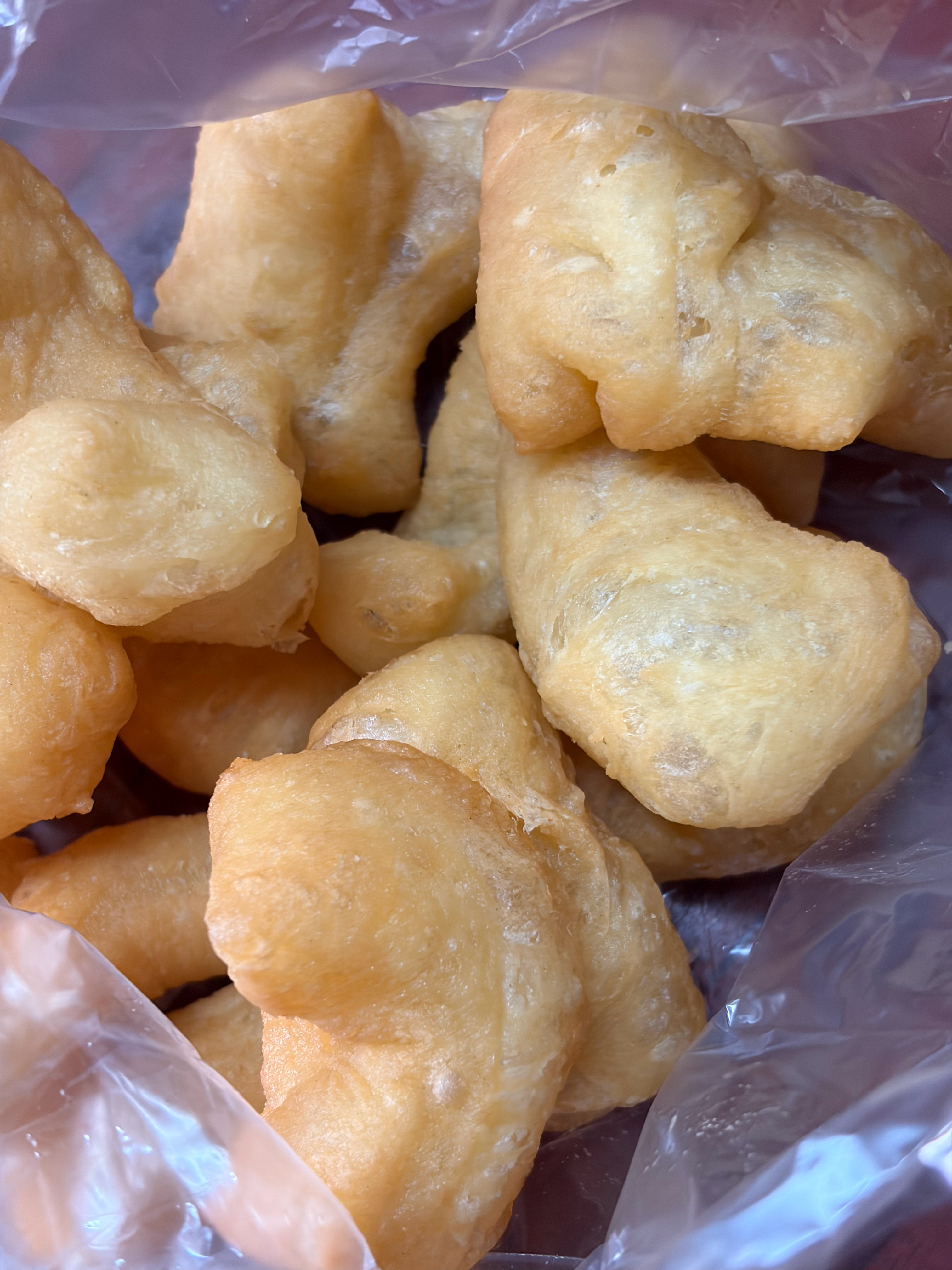 回了一趟老家，昨天和我爷爷说想吃油粿，今天早上就买好给我吃了，太好吃了，里面包的