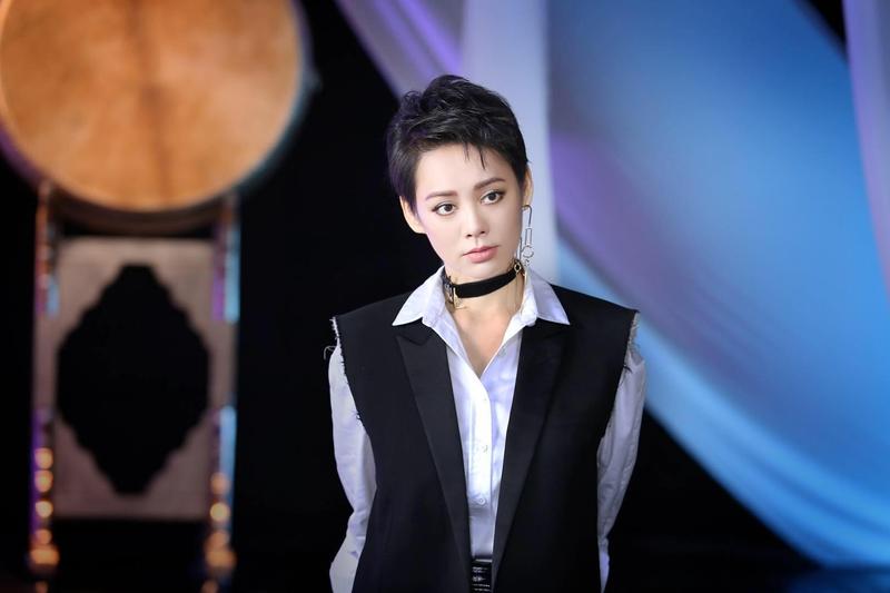 最近综艺《一路繁花2》里宁静的一句话引发热议。张柏芝录制中途接儿子电话，宁静咂舌