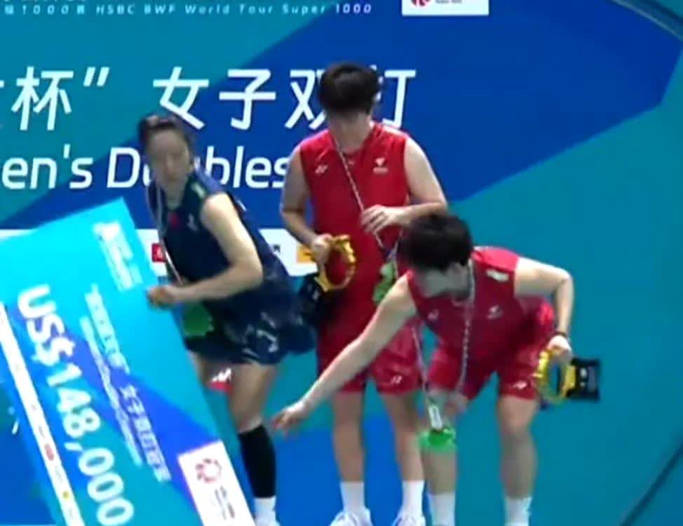 贾一凡抢钱了[捂脸哭]！2025中国羽毛球公开赛女双颁奖仪式结束后，亚军先要退