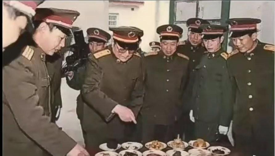 八十年代末，南京军区司令员向守志上将来到基层连队视察，一张老照片记下了这温暖务实