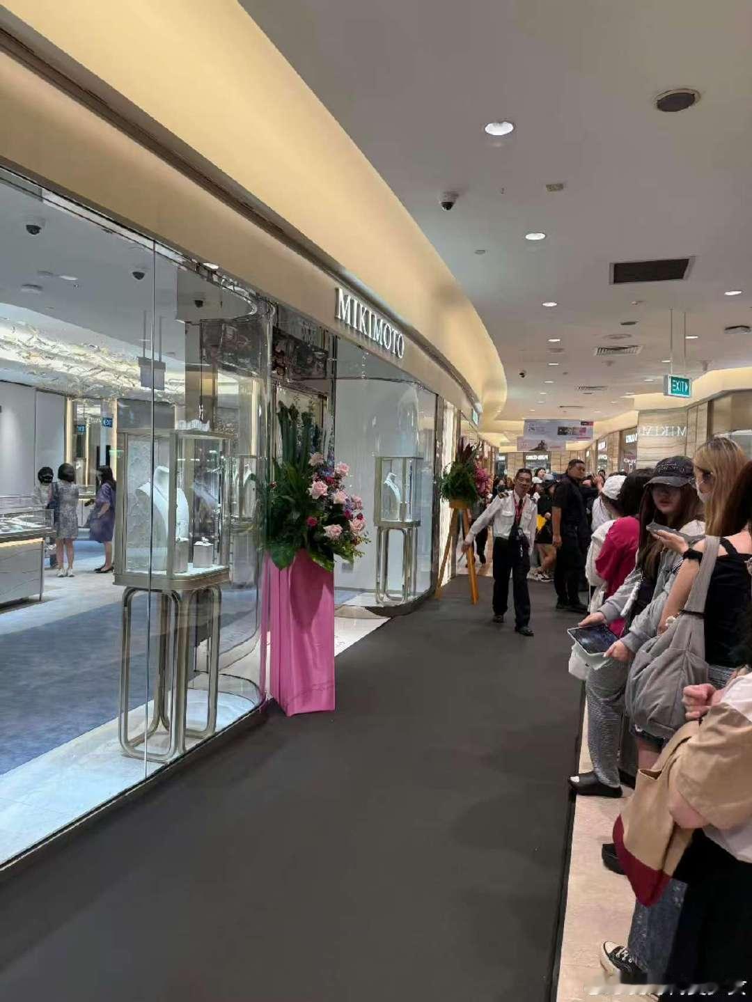 宋威龙海外线下人从众宋威龙新加坡活动直拍宋we龙变全球wewe龙啦！第一次新加