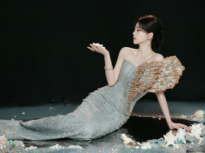 白鹿贝壳女神白鹿把贝壳穿在身上好有创意的礼服哦！