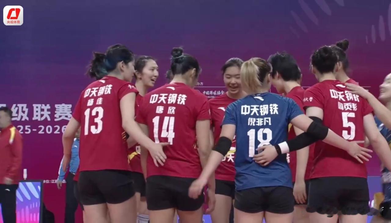 江苏女排3-0横扫排超“领头羊”山东女排，青春对话占据压倒性优势。山东队以年轻球