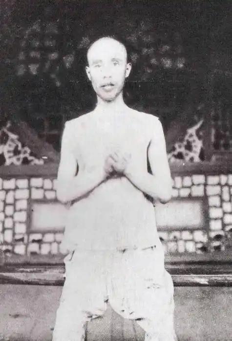 1907年，徐锡麟掏出手枪，对“恩师”恩铭一通乱射，恩铭身中7枪倒地，恩铭的妻子
