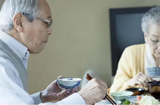 “饭后吃药”错了？医生告诫：过了60岁，吃药要尽量做到这5点  饭后吃药，