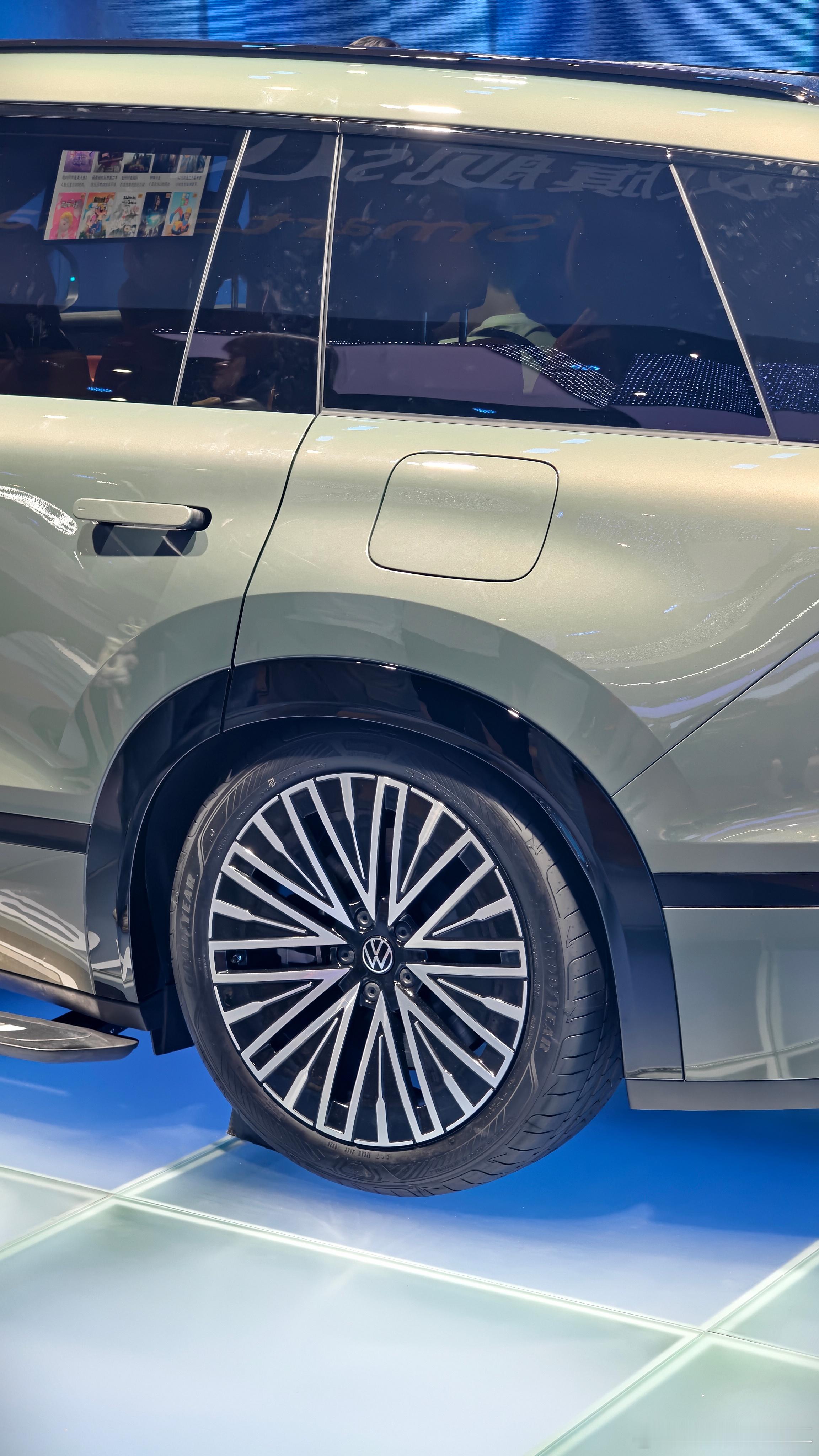 大众展台看的人不少。没上车体验，但是这第三排厚度……另外这是装载模式么，真尽力这