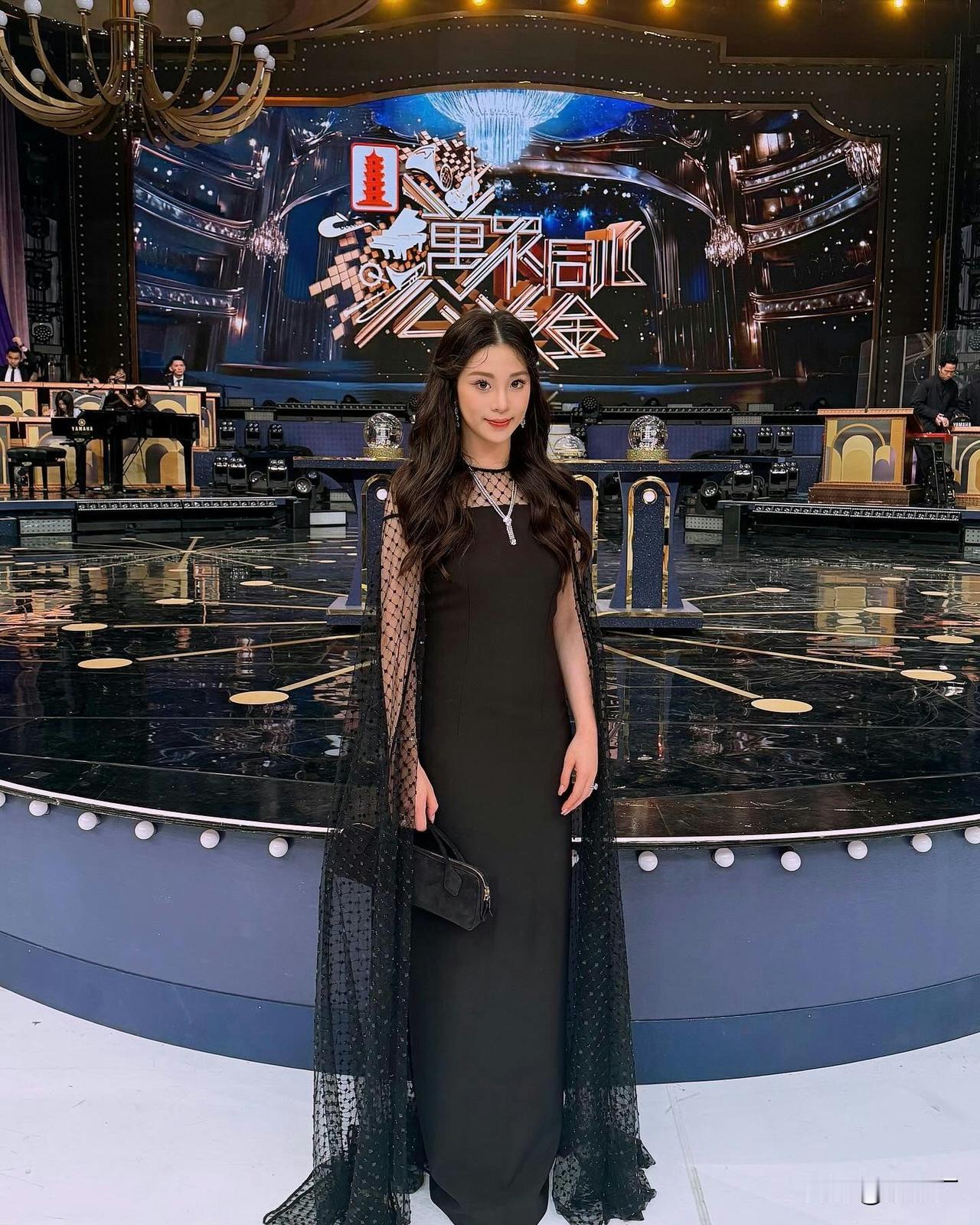 去年5月刚生完儿子，今年12月就宣布怀上二胎！这位“灯芯绒大王”的千金Yuki孕