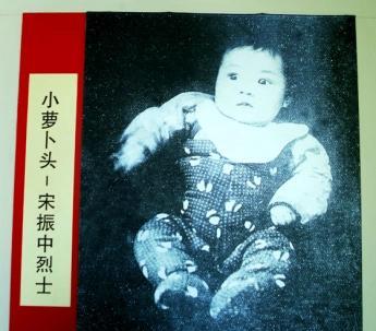1946年夏天，在重庆白公馆的一个监牢里，一个孩子对着镜头笑了，他穿着破旧短裤，