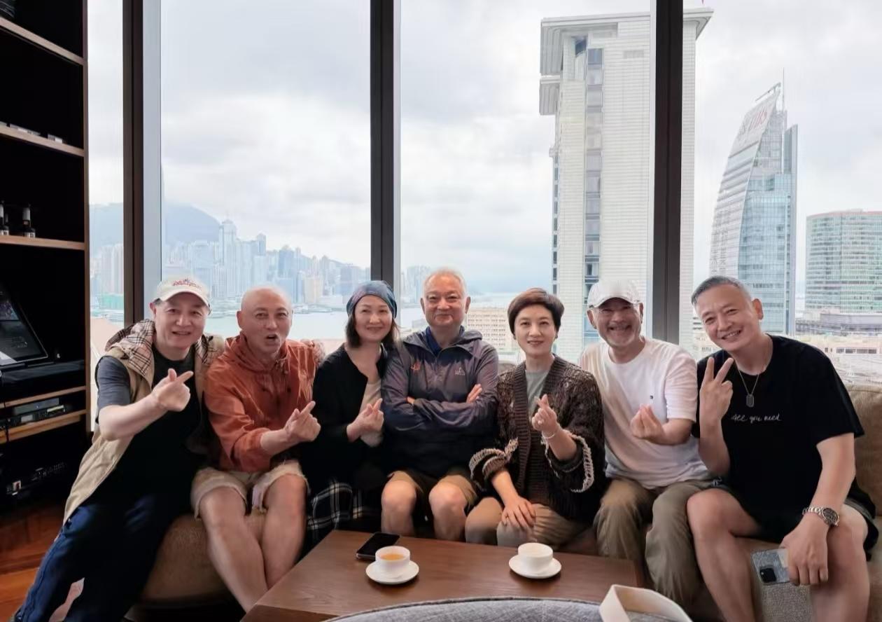 87版《红楼梦》演员又团建了，这三张照片是他们最近这几天去香港演出时拍的。照片中
