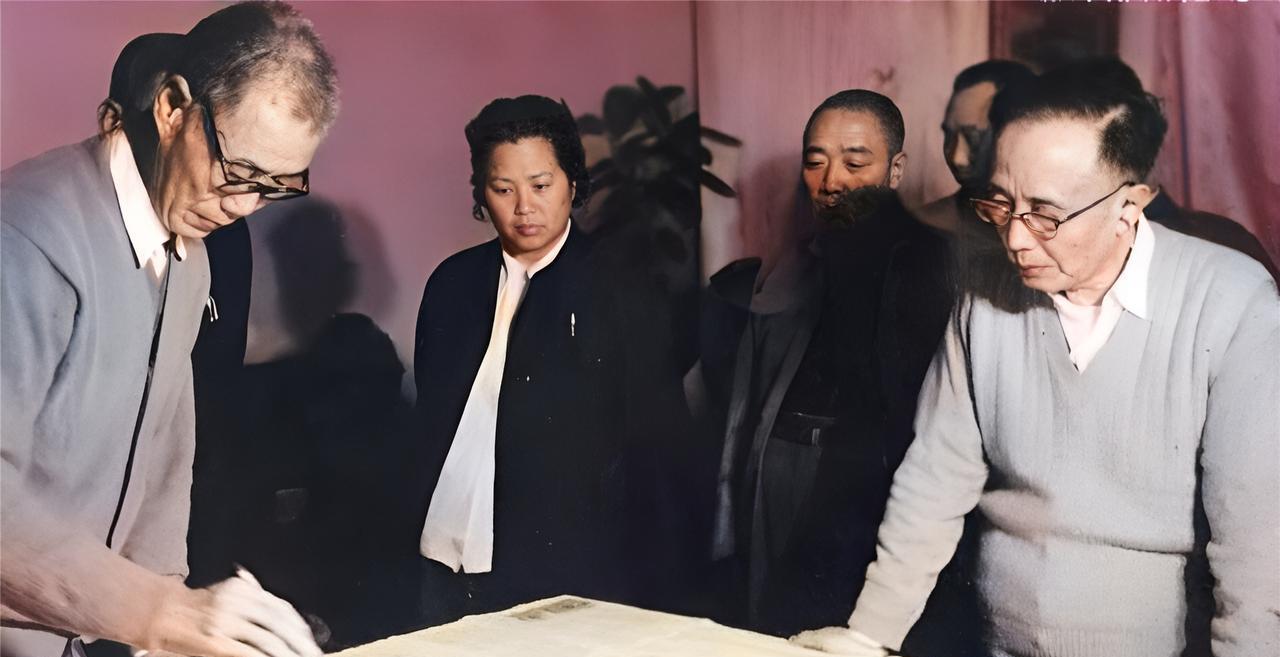 这是1962年画家潘天寿与文学大家郭沫若相聚于杭州。郭沫若站在旁边认真地观赏潘天