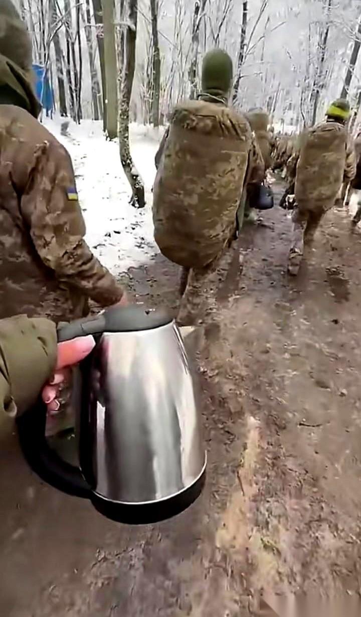 真别不信，有些战争的底裤，就是被一个15块钱包邮的电水壶给扒下来的。冰天雪地，