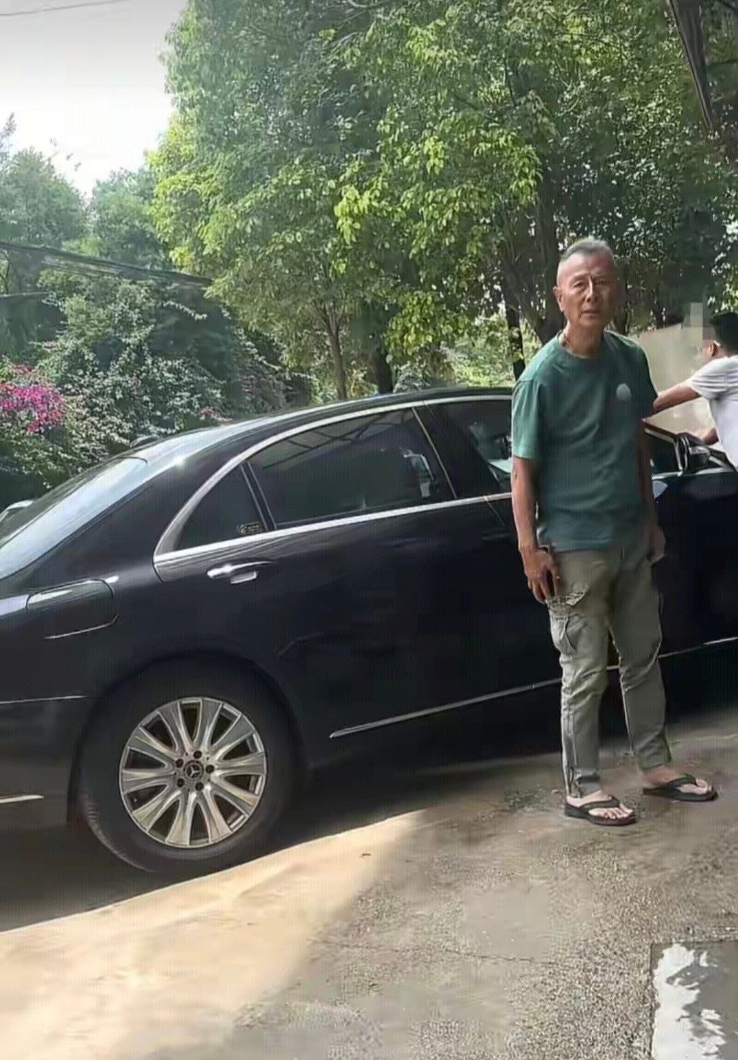 台湾演员刘德凯云南定居，出行开奔驰老S，72岁状态好仍很帅气，果然法拉利老了还是
