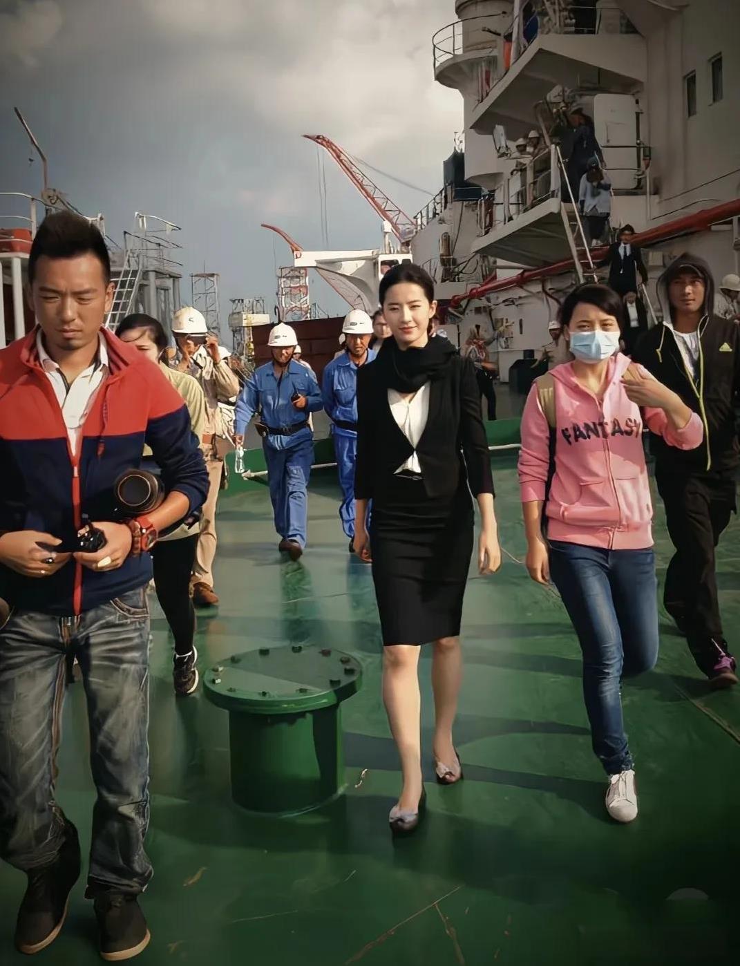 在人群里，优雅仪态与独特气场交融，仿佛把时光都晕染成温柔底色，不经意间就成了最耀
