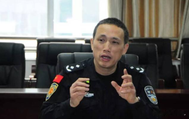 2000年，那个斯文中国教官刚踏进厄瓜多尔特警基地，就被特种兵围住当胸推搡，这届