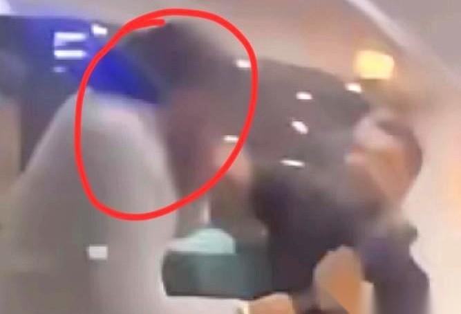 把英国当印度了，在人家餐厅里撒野，就因为菜单上有牛肉。结果呢？被老板一顿“物理