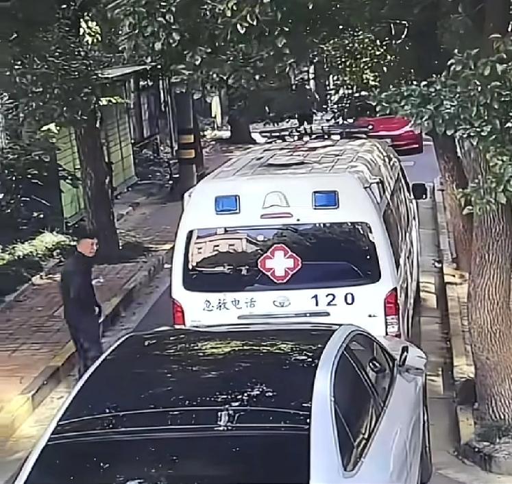 上海不应该是一个冷漠的城市上海普陀区一个小区内女儿发现自己90多岁的父亲感觉身