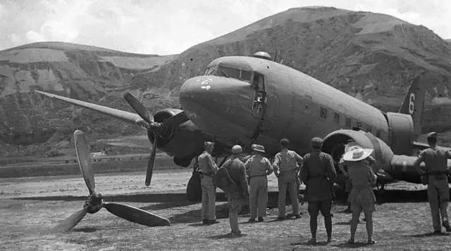 1945年8月，美军驻华观察组的一架飞机从延安起飞，中共方面提出帮助运送几个人走