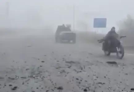 俄军11月11日趁着大雾。开起了用摩托车护卫皮卡车等运兵连进入红军城俄军在这