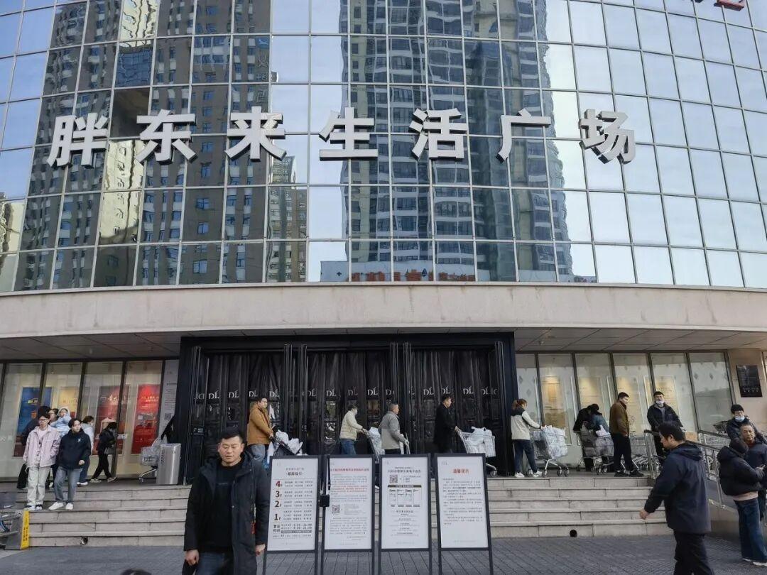 胖东来的招牌刚被吊车摘下来，那个当初放话“我这位置闭着眼都能数钱”的房东，靠在马
