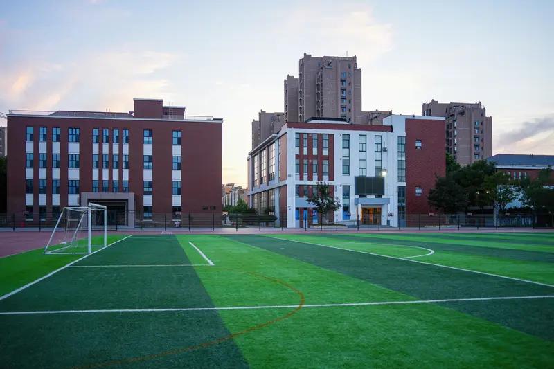 民办学校作死的四大典型误区：民办学校招生如果未能达到预期，往往会选择“节流保命