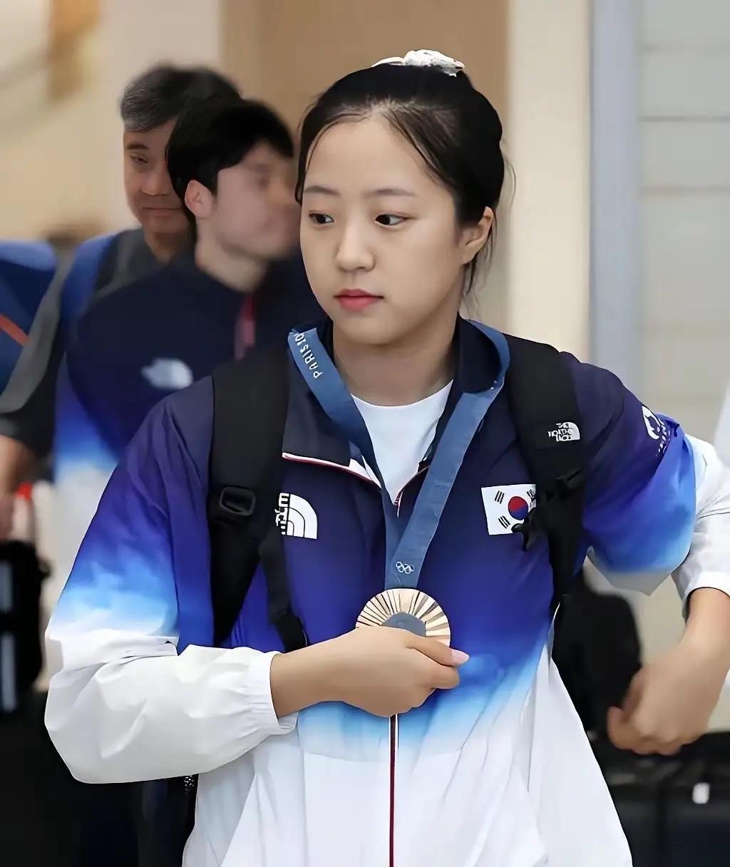 传递温暖！韩国女乒的申裕斌，刚打完国际总决赛回国，转头就买了350袋大米，用自己