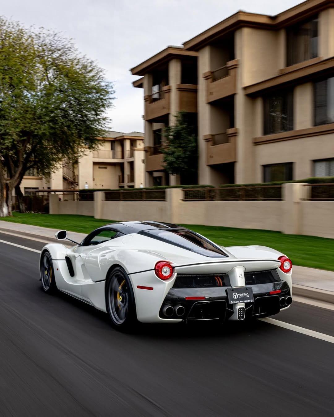 【法拉利LaFerrari—自吸与混动的序章】2013年日内瓦车展，法拉利带来了