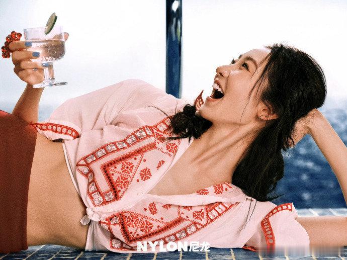 向涵之｜张艺凡尼龙四月刊好有氛围感的一组图啊！“一柔一灵”两种截然不同性格的